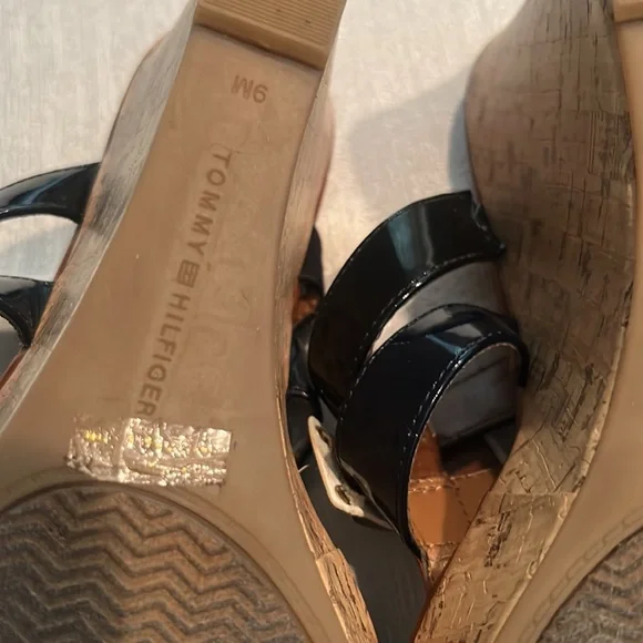 Tommy Hilfiger Women’s Wedges w/ Black Strap Size 9 Amazing condition - Picture 15 of 15